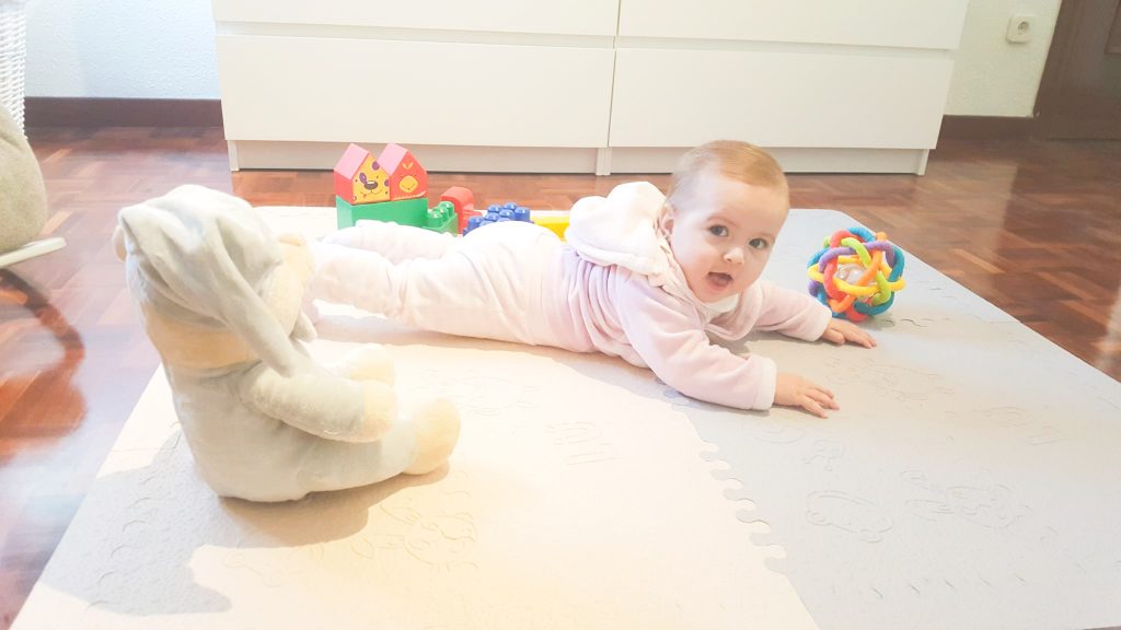 Suelos y alfombras acolchados divertidos para bebés